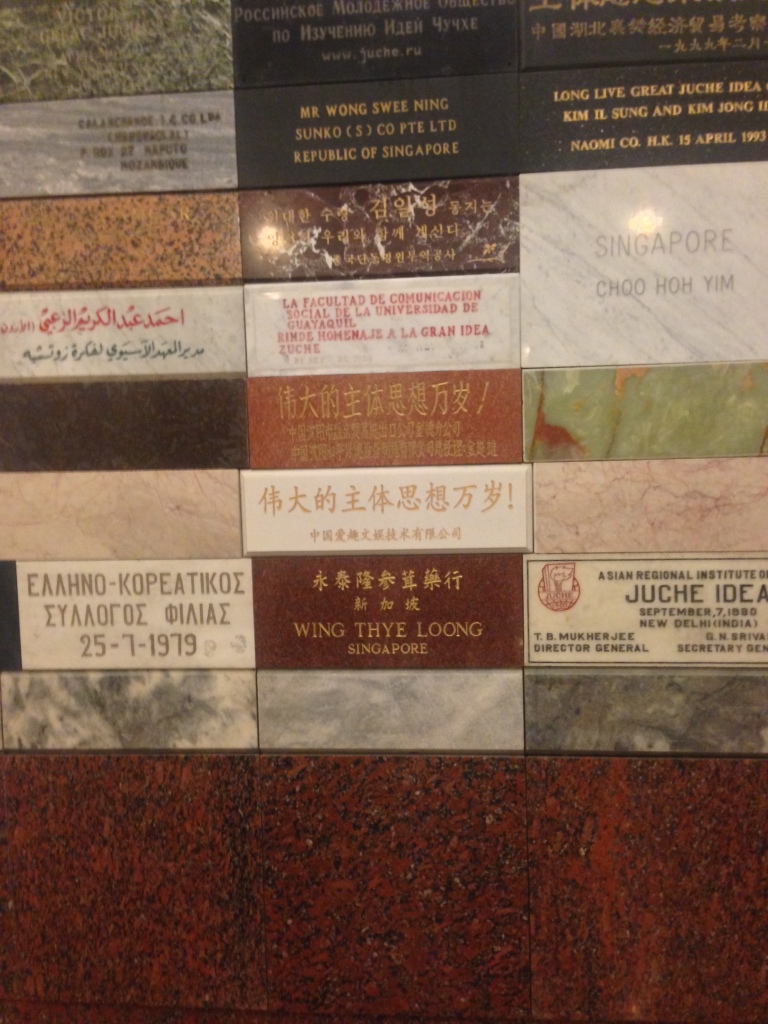 Plaques supporting the Juche Idea